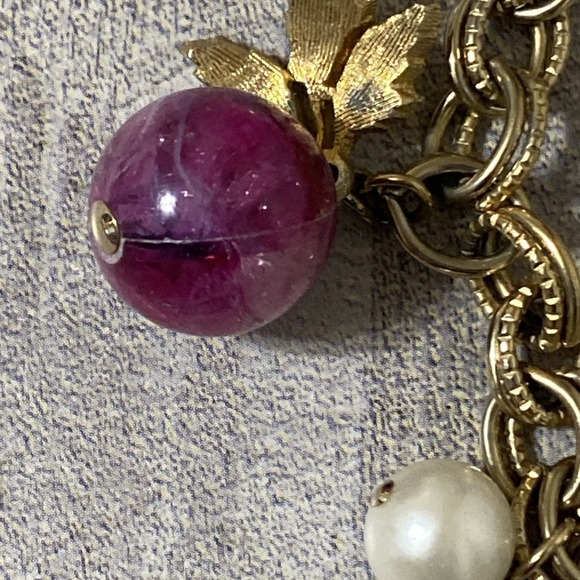 HTF 1960s CORO Gold Tone Charm Bracelet Chunky Faux Pearl Leaf Pink Swirl Globes - Picture 5 of 10